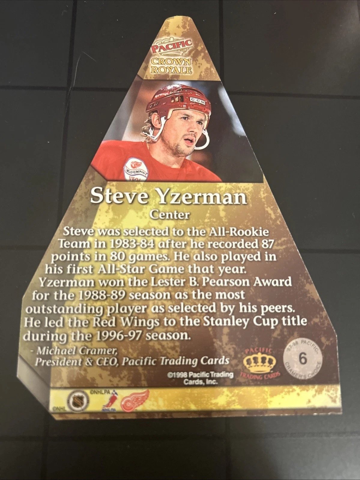 1997-98 Pacific Crown Royale Steve Yzerman - Image 2